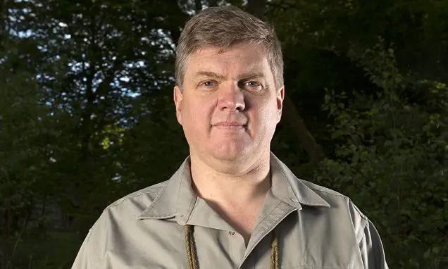 How tall is Ray Mears?